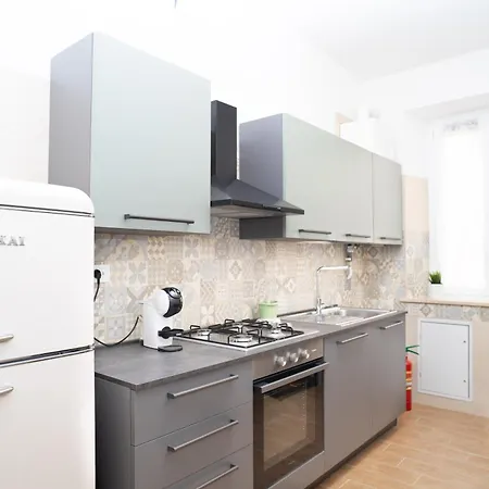 Comfort And Metro 2 Steps Away, Perfect For 3 Guests * Rom