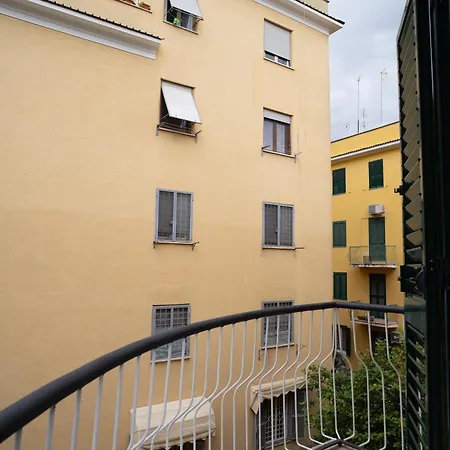 Comfort And Metro 2 Steps Away, Perfect For 3 Guests * Rom